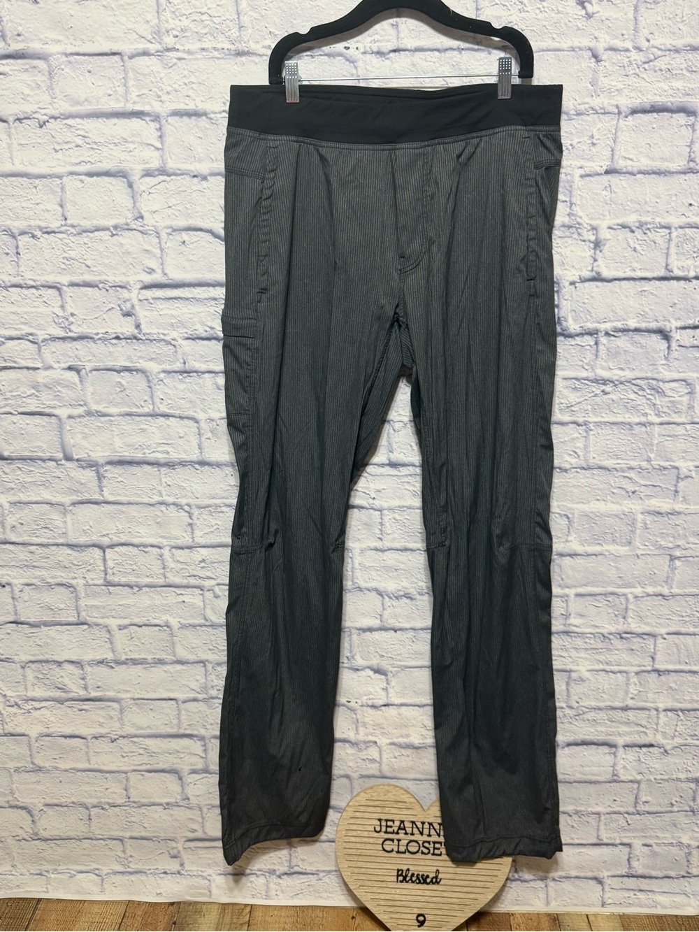 Lululemon Men’s Black Gray Stripe Seawall Lightweight Track Pant XL Tall
Pre ow